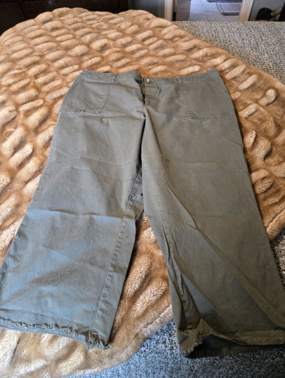Women's Olive Green Cropped Wide Legged Pants